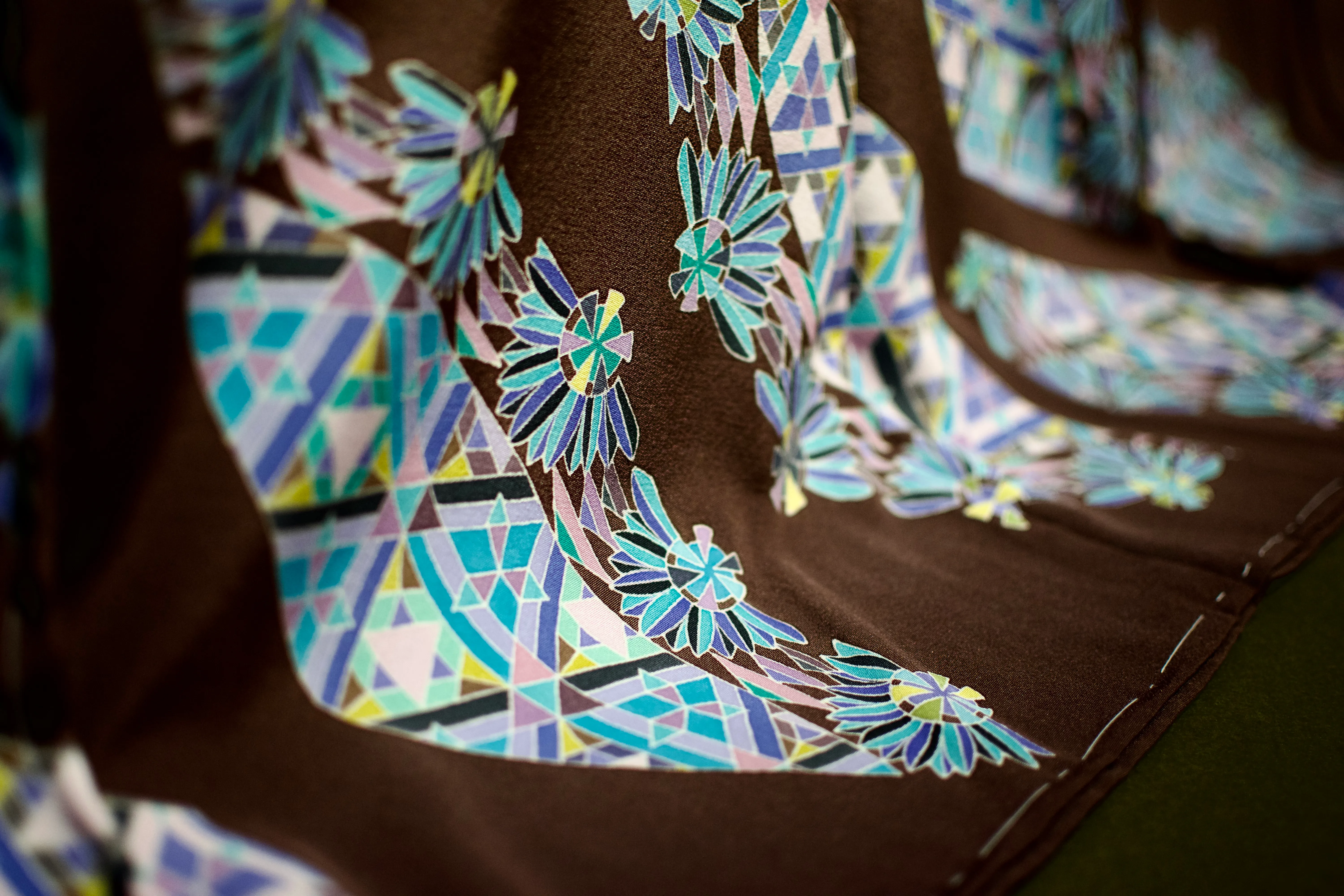 A kimono dyed with a geometric pattern of fans