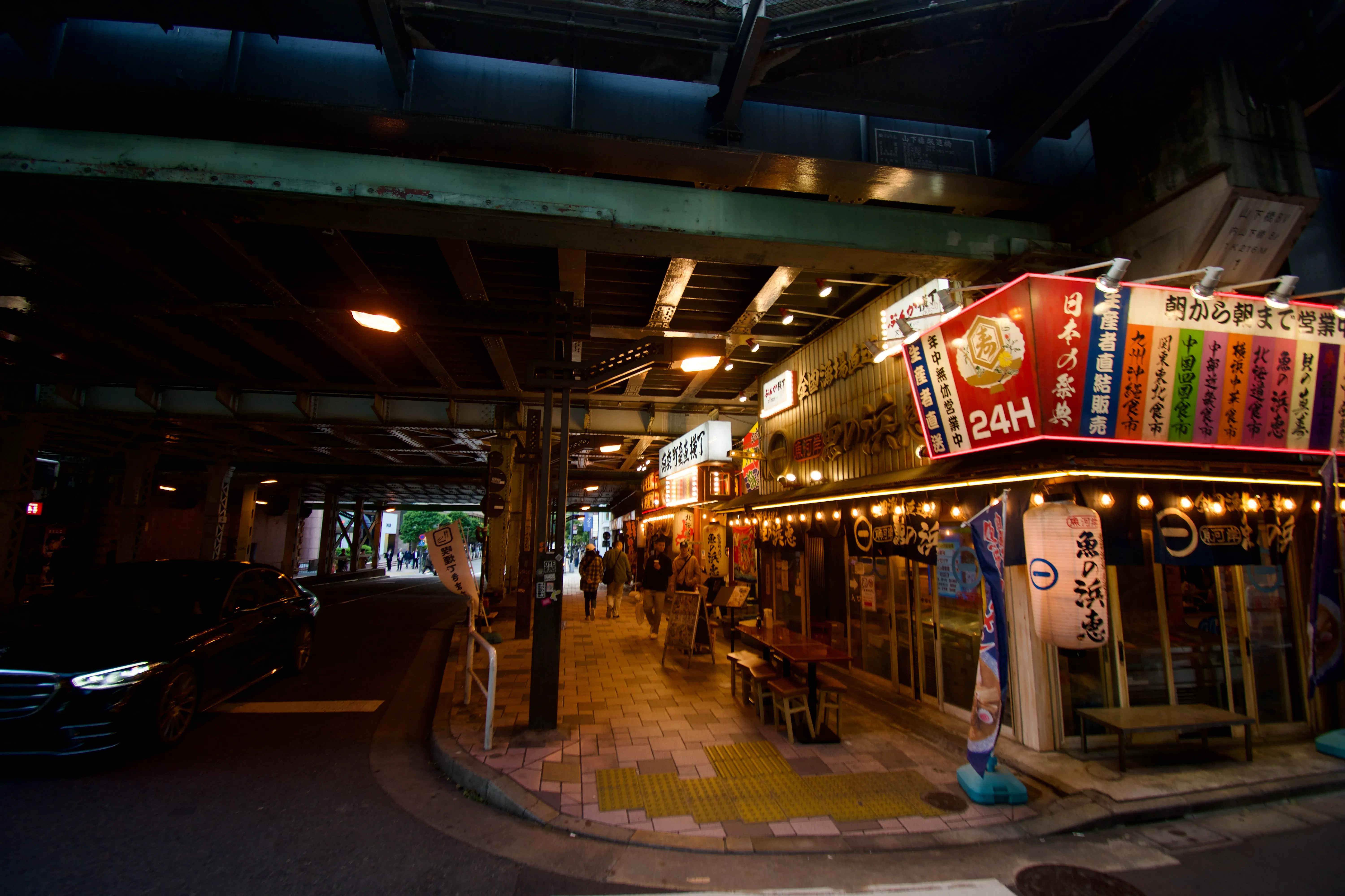 A 24-hour seafood and meat market located underneath the main train tracks south of Yūrakuchō