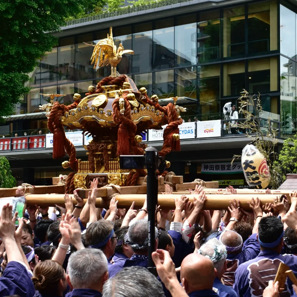 Festivalgoers carry a mikoshi (Shinto palanquin) along the Kanda Festival parade route