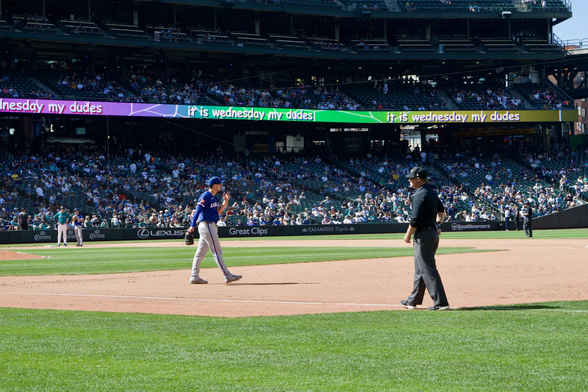 Umpire Sean Barber and Kansas City first baseman Vinnie Pasquantino get into position before the bottom of the inning.